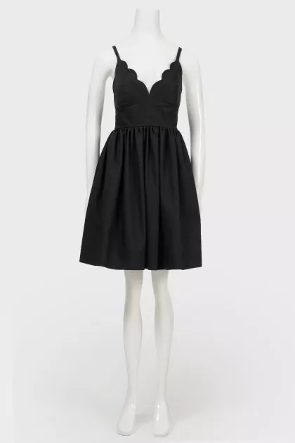 Steppid dress with an open back