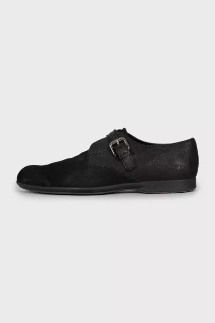 Men's shoes with embossed strap
