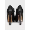 Leather ankle boots with zipper