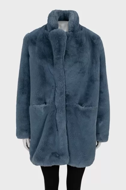 Straight cut fur coat with hooks