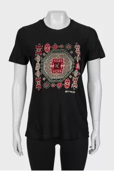 Black T-shirt with ornament