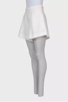 Linen shorts with shaped trim