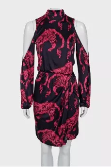 Fitted dress with slits on the shoulders