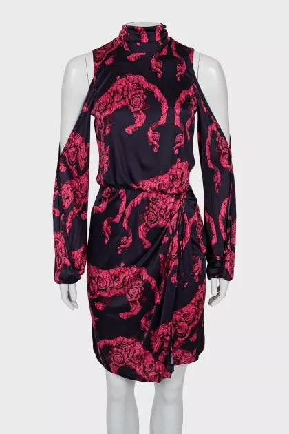 Fitted dress with slits on the shoulders