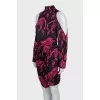 Fitted dress with slits on the shoulders
