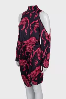 Fitted dress with slits on the shoulders