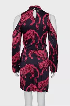 Fitted dress with slits on the shoulders