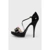 Patent leather sandals with textile bow