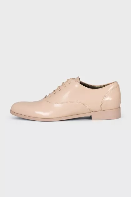 Beige shoes with almond toe