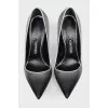 Stile leather shoes with sequins