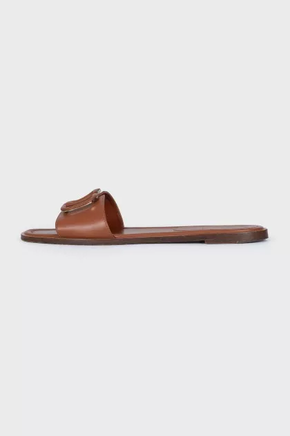 Leather flip flops with brand logo