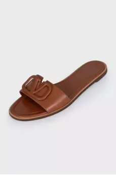 Leather flip flops with brand logo