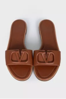 Leather flip flops with brand logo