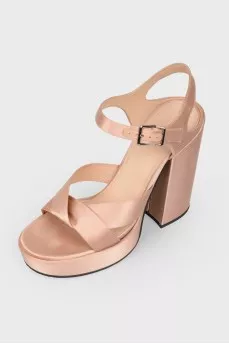 Босоножки пудрово-золотистого цвета на высоком каблуке