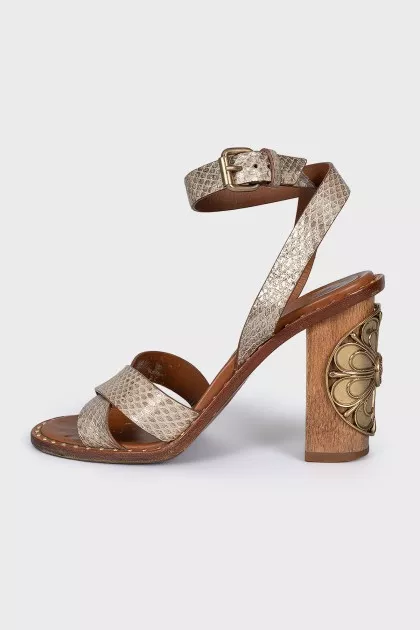 Leather sandals with metal flower