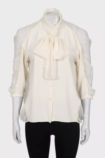 Loose fit blouse with tie
