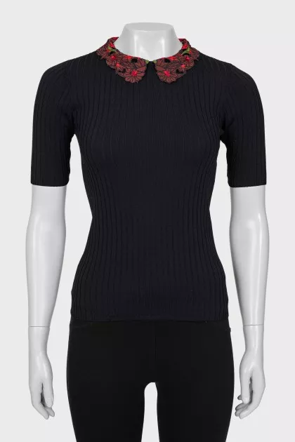T-shirt with embroidered collar