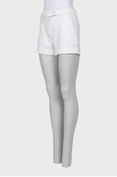 Short shorts with pockets