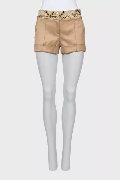 Shorts with contrast trim