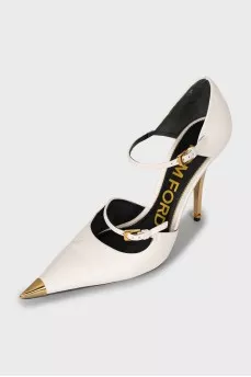 Leather shoes with golden toe