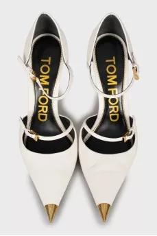 Leather shoes with golden toe
