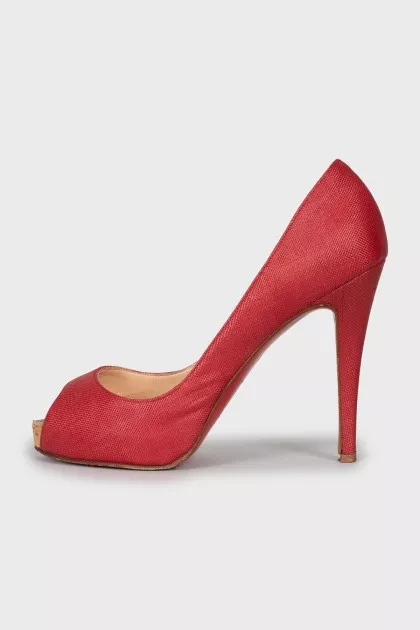 Red open-toe fabric shoes