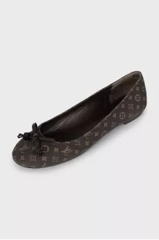 Ballet flats made of textile with a signature print