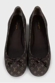 Ballet flats made of textile with a signature print