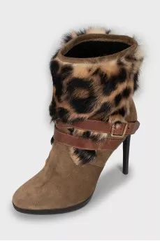 Suede ankle boots decorated with fur