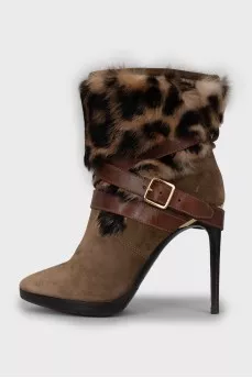 Suede ankle boots decorated with fur