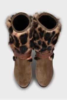 Suede ankle boots decorated with fur