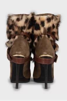 Suede ankle boots decorated with fur