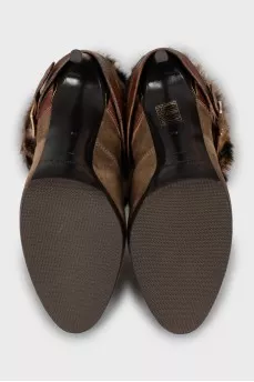 Suede ankle boots decorated with fur