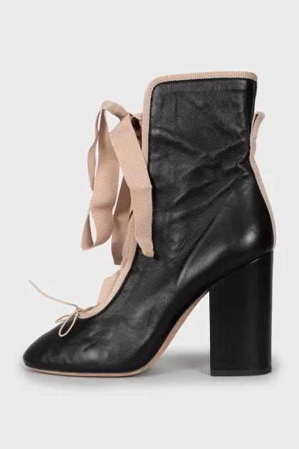 Leather ankle boots with laces
