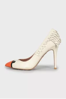 Leather shoes with relief decor