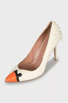 Leather shoes with relief decor