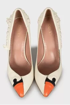 Leather shoes with relief decor