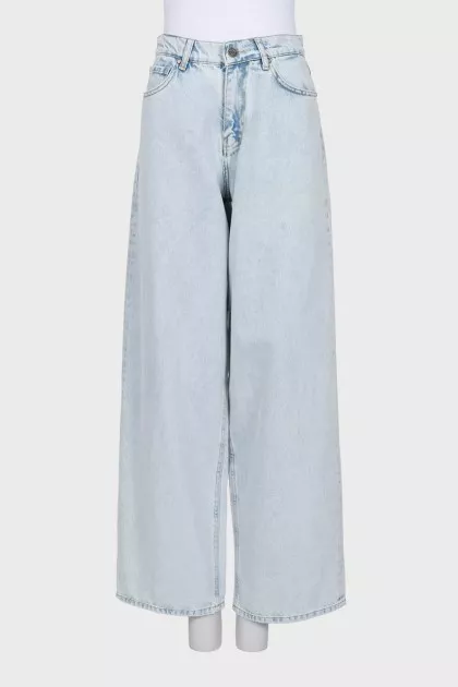 Light blue jeans with tag