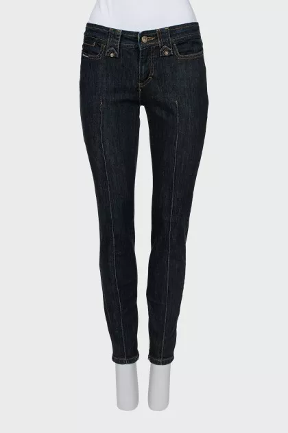Skinny jeans decorated with seams