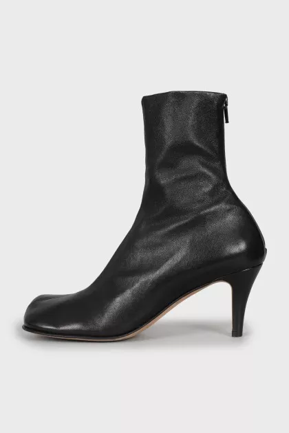Leather ankle boots with square toe