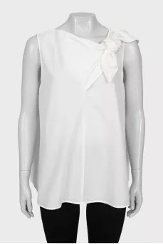 Loose blouse with decorative ties