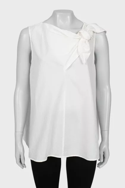 Loose blouse with decorative ties