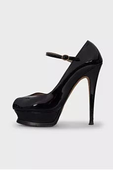 Shoes with a figured cutout on the toe
