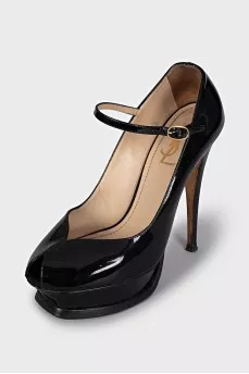 Shoes with a figured cutout on the toe