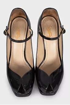 Shoes with a figured cutout on the toe