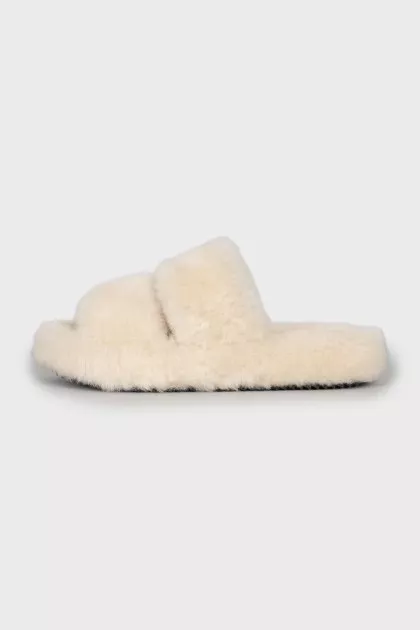 Fur slippers with brand logo