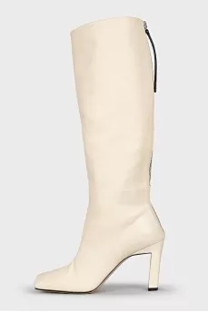 Leather boots with a zipper at the back