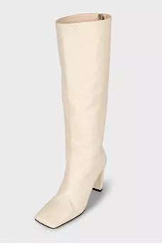 Leather boots with a zipper at the back