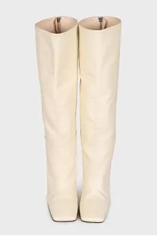 Leather boots with a zipper at the back