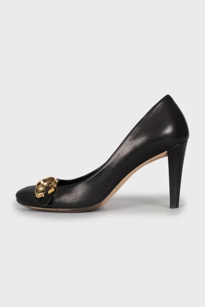 Leather shoes with brand logo